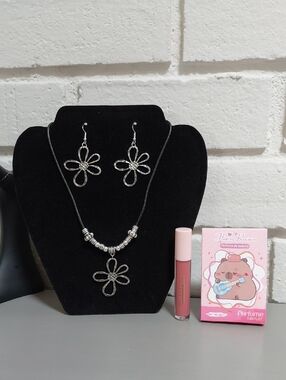 BUYERS GIVAWAY! 🎁 Flower Pendant Necklace & Earring & Beauty Bundle! 😍